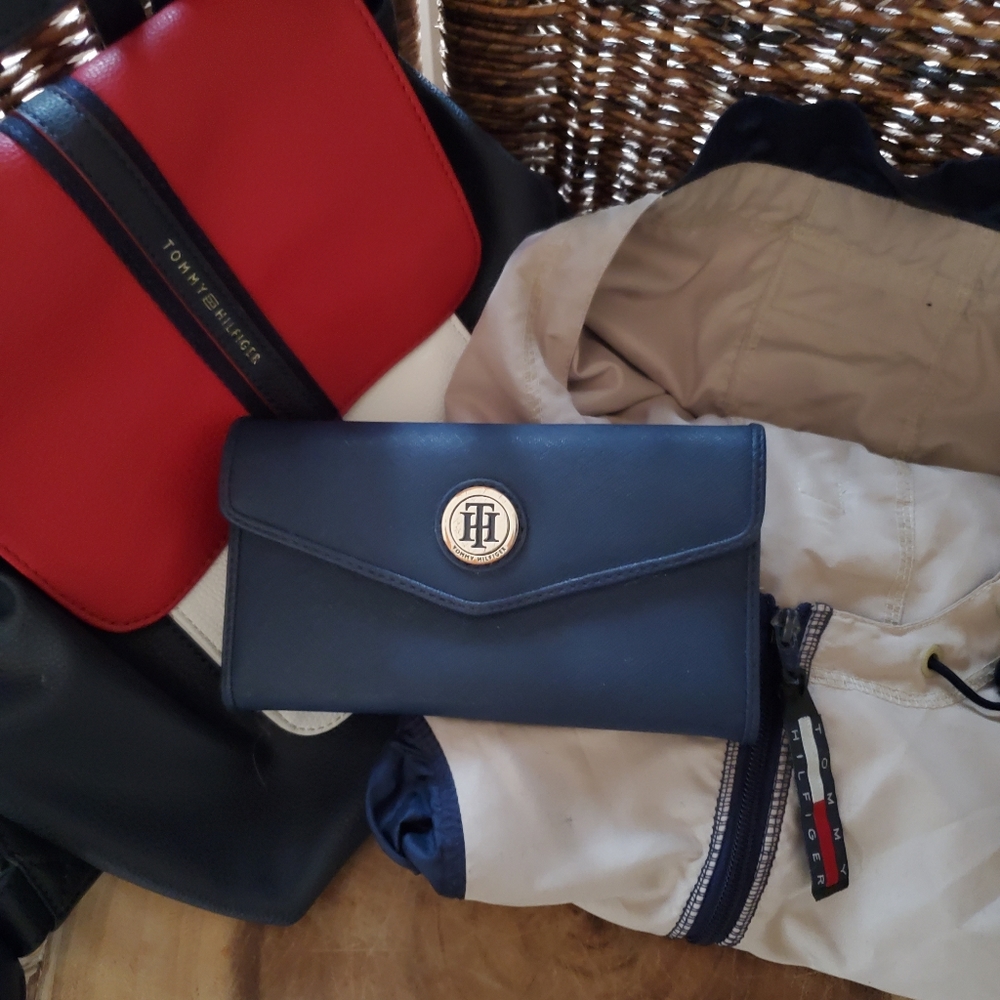 Tommy Hilfiger Lot of 2 🧥 Backpack 🎒 Wallet 💼